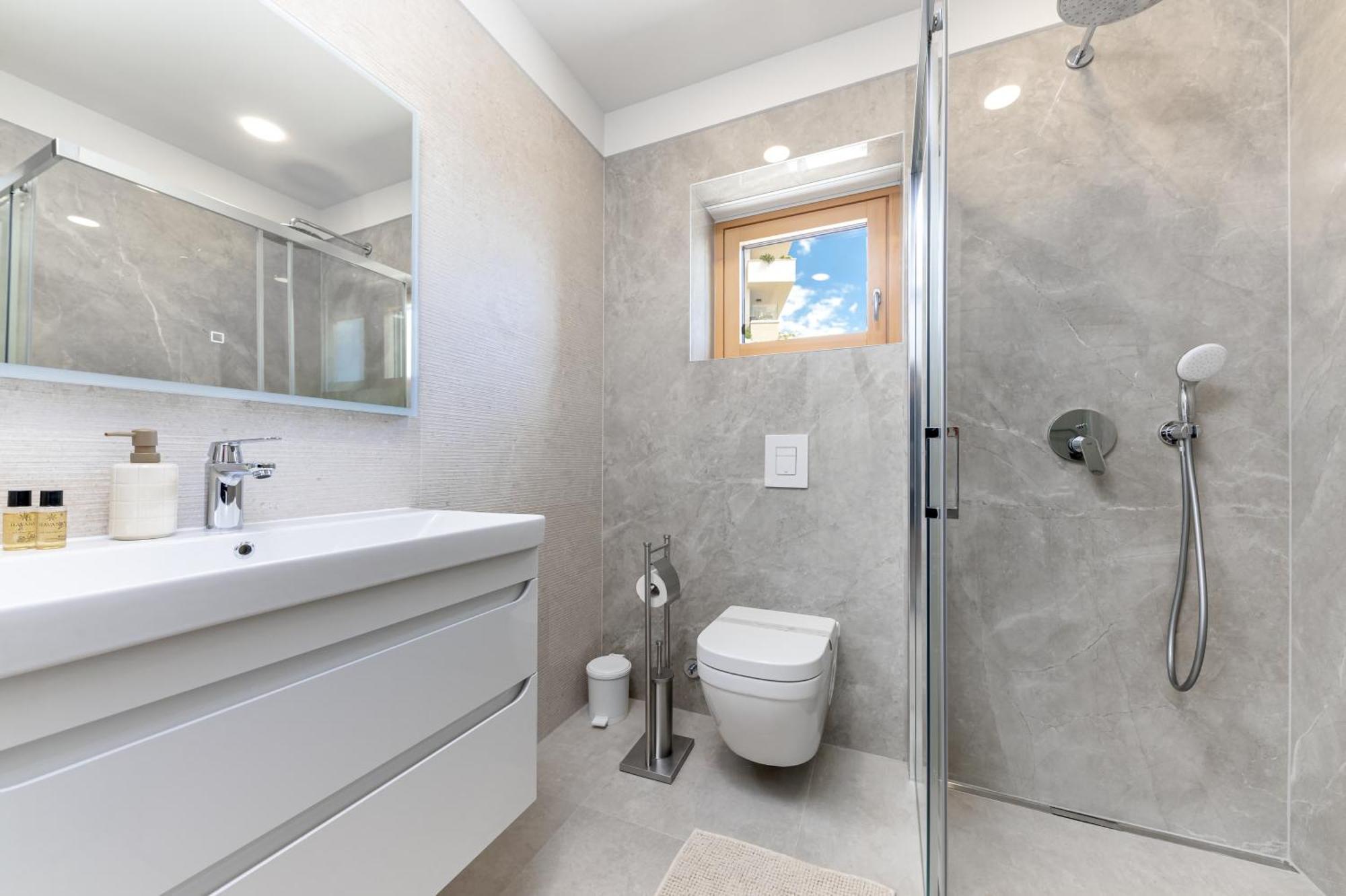 Luxury Adria Sea City & Mountain View Apartment Макарска Екстериор снимка