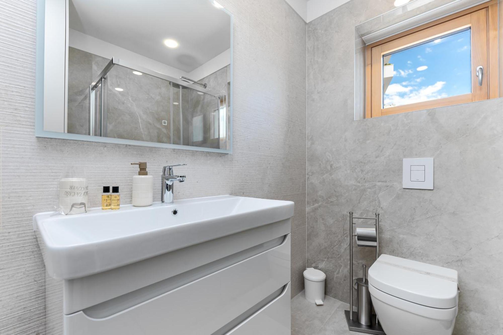 Luxury Adria Sea City & Mountain View Apartment Макарска Екстериор снимка